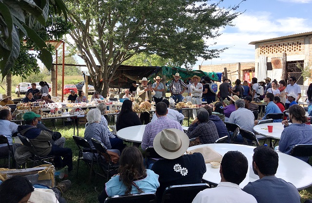 Speakers at a seed exchange near the Río Santiago in México share planting tips. (Photo: Michael Meurer)